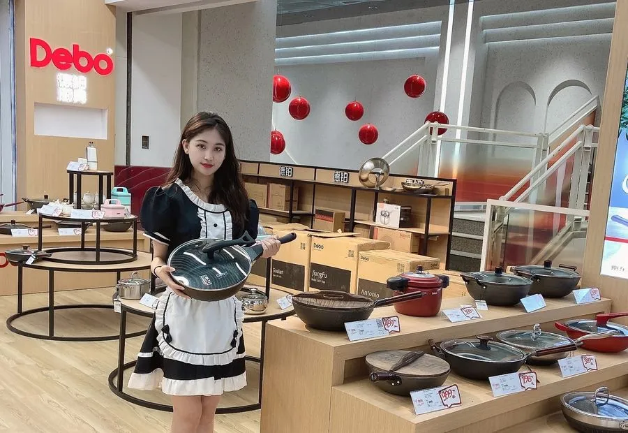 Cookware display inside a Debo store