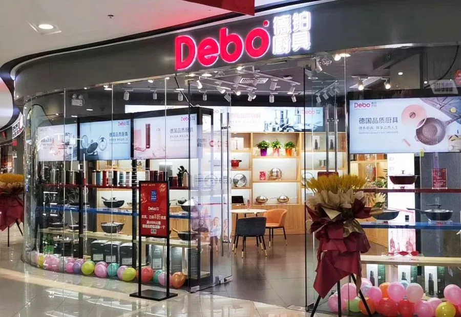 A Debo glass storefront in a mall atrium