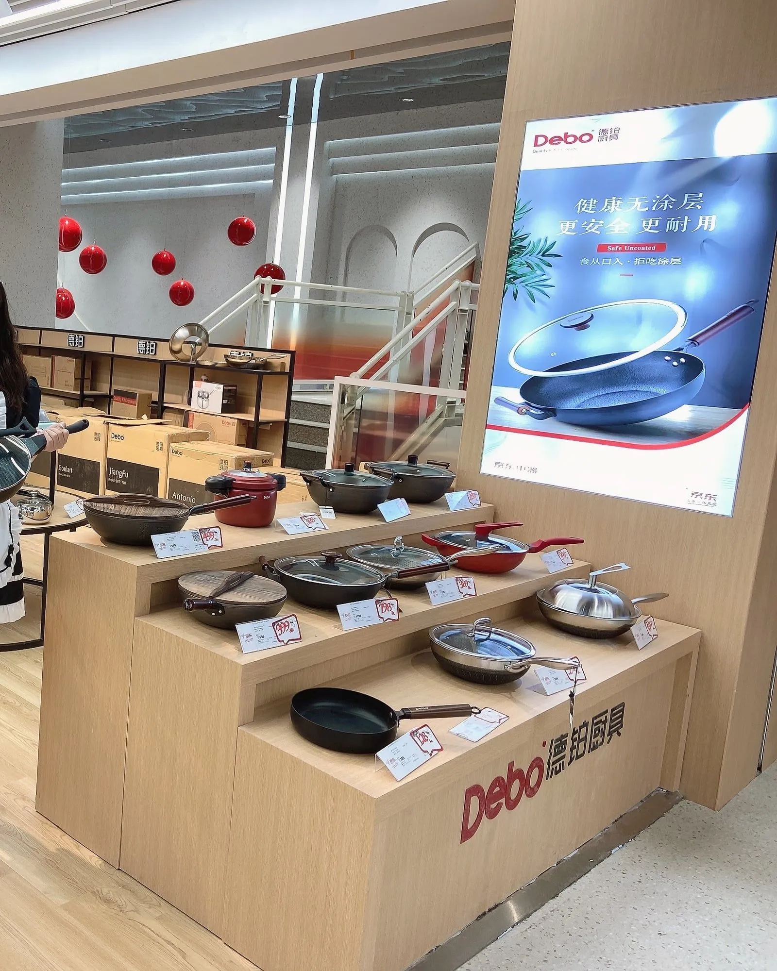 Cookware display inside a Debo store